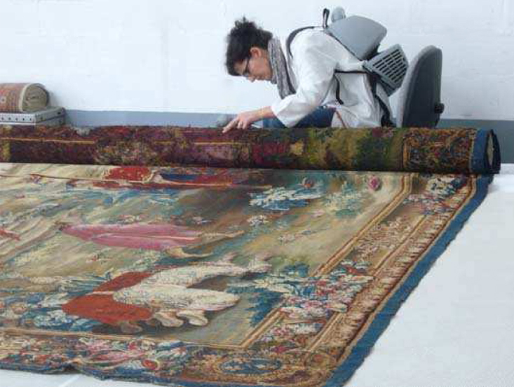 La tapisserie "Le voyage de l’empereur" appartient à un ensemble de neuf pièces tissées à la Manufacture royale de Beauvais sous le nom de "Tenture de l’histoire du roi de Chine".