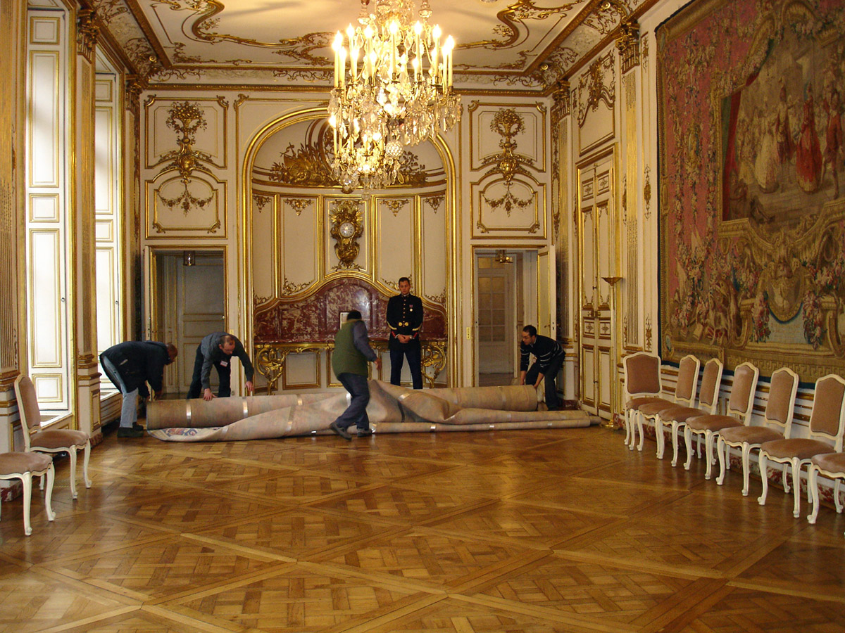Après nettoyage d'un tapis, repose à l'Hôtel de Matignon