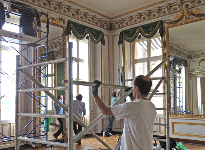 Dépoussiérage des décors sculptés (18e et 19e siècle) et rideaux dans dix pièces du Marshall Center (ambassade des USA à Paris)