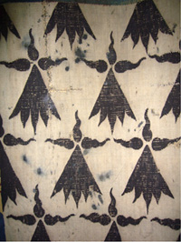 Taches de goudron sur une tapisserie d'aubusson du musée de Vannes