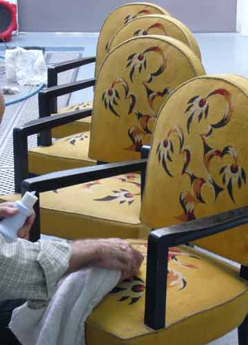 Nettoyage à domicile de fauteuils bridge de style Art Déco, signés de l’ébéniste Jules Leleu, recouverts d’une tapisserie de lisse.